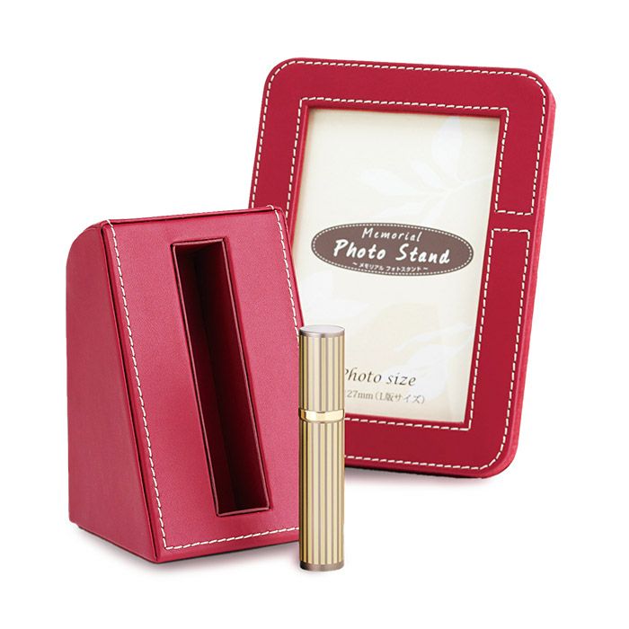 小さな人面壷 メモリアルフォトスタンド ミニ骨壷ー遺骨ペンダント・ミニ骨壺の手元